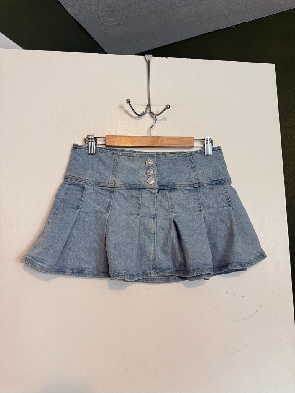 BDG Urban Outfitters light wash denim jean pleated mini skirt size medium